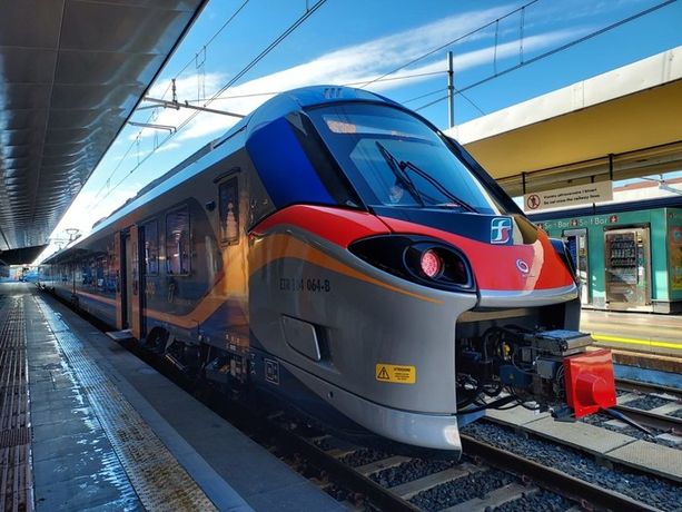Stop ai treni sulla Torino-Genova per una possibile bomba ad Arquata, intervento delle forze dell'ordine Stop ai treni sulla Torino-Genova per una possibile bomba ad Arquata, intervento delle forze dell'ordine