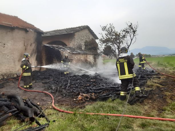 In fiamme una legnaia a Campiglione Fenile In fiamme una legnaia a Campiglione Fenile