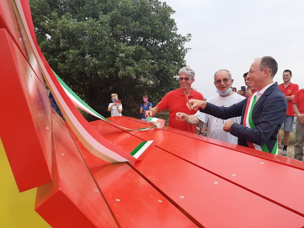 Cavour scopre la sua panchina rosso-gialla sulla Rocca