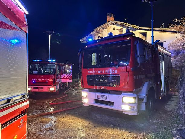 Luserna San Giovanni: va a fuoco un fienile nella parte alta del paese Luserna San Giovanni: va a fuoco un fienile nella parte alta del paese