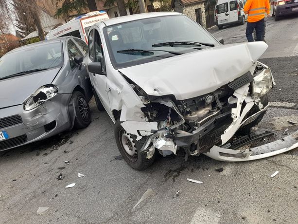 Tre auto coinvolte e due feriti: incidente a Luserna San Giovanni