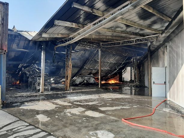 In fiamme un’azienda di trasporti di via Pinerolo a None [FOTO e VIDEO]