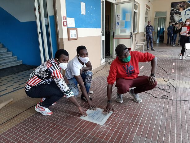 L’Engim di Pinerolo celebra l’accoglienza con una pietra d’inciampo [FOTO e VIDEO]