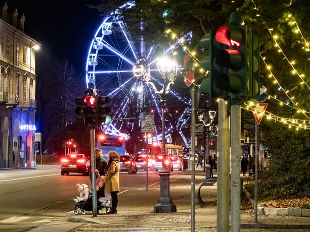 Pinerolo natalizia: dall’arte sulla facciata del Duomo alla ruota panoramica [FOTO]
