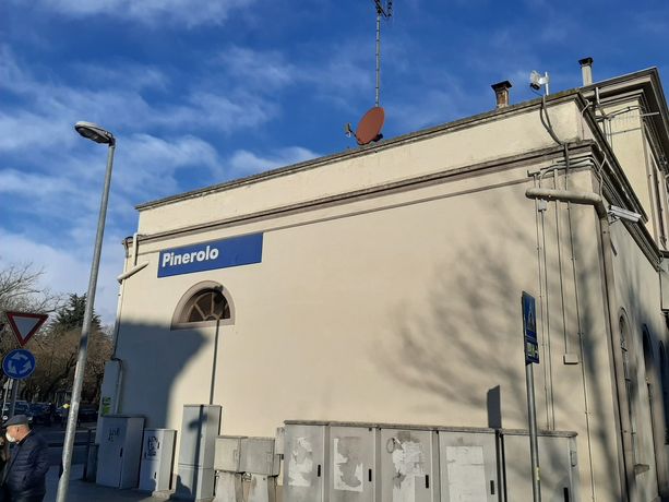 Controlli in stazione a Pinerolo: arrestati due marocchini Controlli in stazione a Pinerolo: arrestati due marocchini