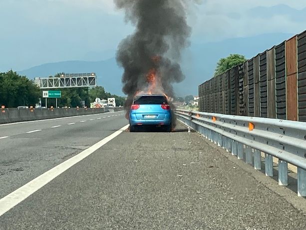 Un’auto in fiamme sulla Torino-Pinerolo: traffico bloccato Un’auto in fiamme sulla Torino-Pinerolo: traffico bloccato