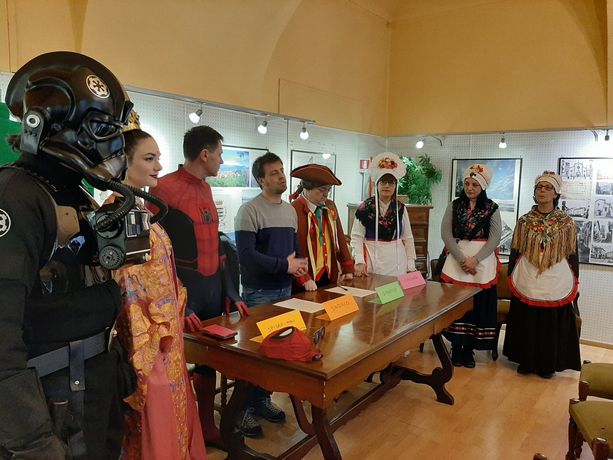 Maschere e cosplayer a Pinerolo per una «parata di gente sgangherata»