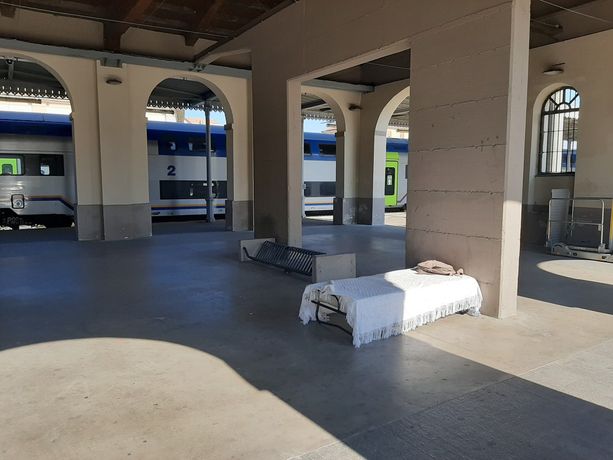 In stazione a Pinerolo c’è un letto, ma nessuno sa di chi sia