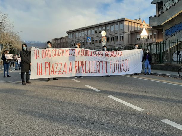 “In dad senza mezzi, a scuola senza sicurezza”: studenti in piazza a Pinerolo [FOTO e VIDEO]