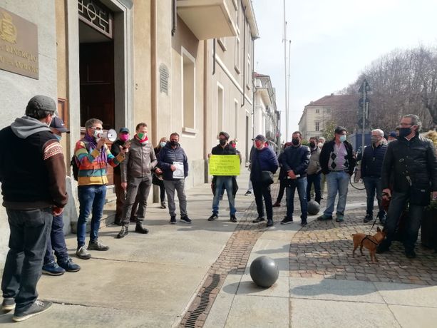 Pinerolo: nuova protesta dei commercianti ambulanti davanti al municipio