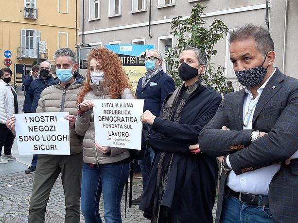 «Più controlli, no chiusure», i commercianti e gli artigiani in piazza a Pinerolo [FOTO e VIDEO]