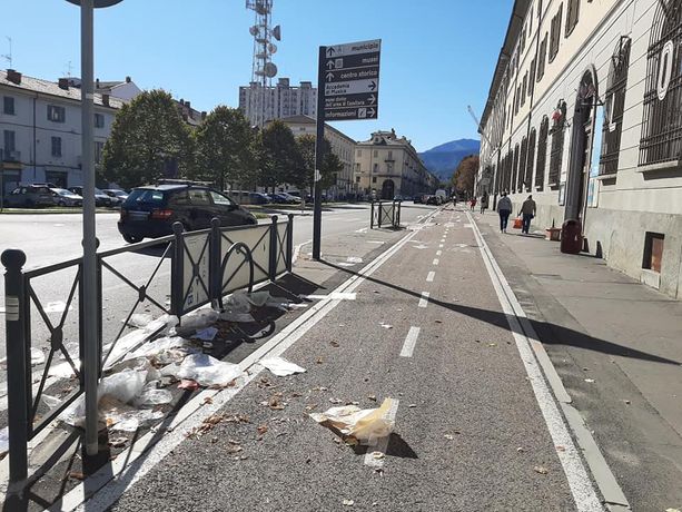 Volano i rifiuti su corso Torino e le polemiche sul mercato