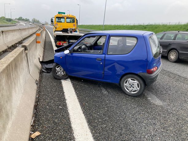 Auto si schianta contro il new jersey della Torino-Pinerolo Auto si schianta contro il new jersey della Torino-Pinerolo