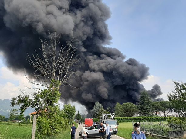 Incendio sotto controllo a Roletto, ma ci vorranno ancora ore di lavoro dei Vigili del fuoco