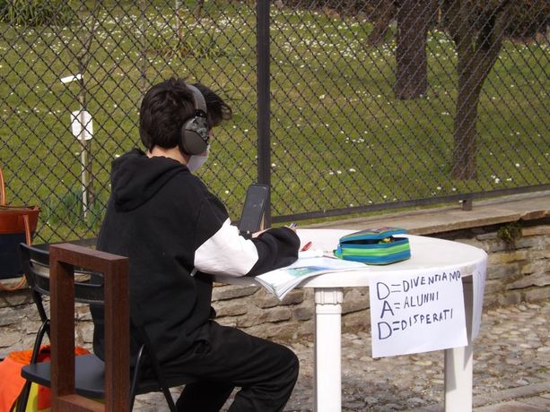 Torre Pellice: i giovani alunni del Rodari in dad lungo il viale [FOTO]