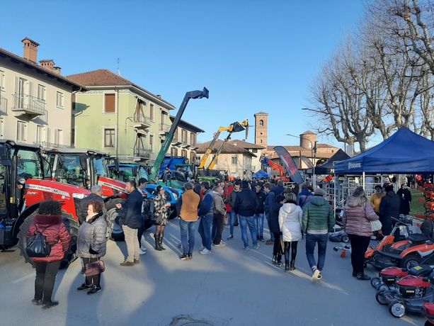 Le macchine agricole ‘conquistano’ i Viali di Vigone Le macchine agricole ‘conquistano’ i Viali di Vigone