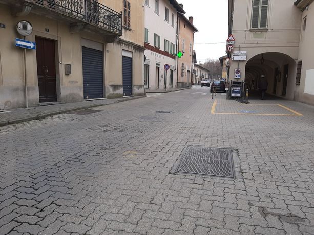 Primi giorni di zona rossa a Vigone: c’è chi viene da fuori per comprare batterie o luci di Natale Primi giorni di zona rossa a Vigone: c’è chi viene da fuori per comprare batterie o luci di Natale