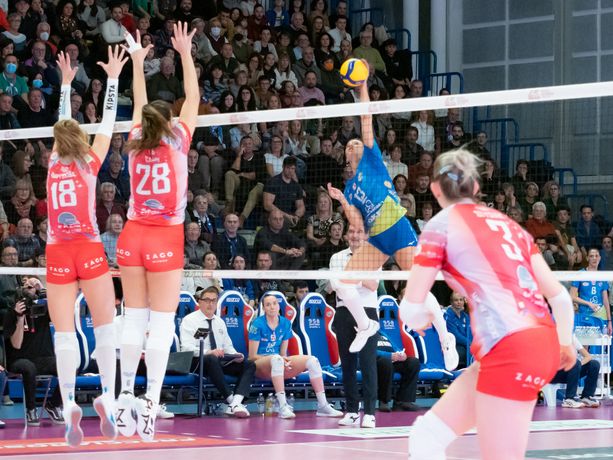 Volley A1/F: sold out al Pala Bus Company per la prima gara dell’anno [FOTO]