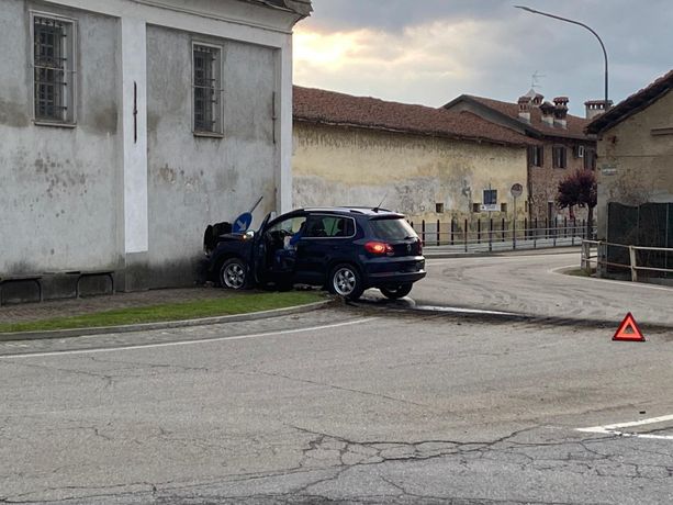 Si schianta contro la chiesa di Sant’Antonio a Virle Piemonte: «Andavo piano, ma i freni non hanno funzionato» (FOTO)