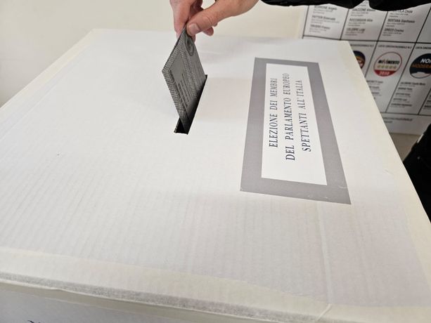 Europee 2024. Scrutinati due terzi dei voti. Fratelli d'Italia supera il 28%, ma il Partito Democratico non è lontano. Debole il M5S, testa a testa Forza Italia - Lega Europee 2024. Scrutinati due terzi dei voti. Fratelli d'Italia supera il 28%, ma il Partito Democratico non è lontano. Debole il M5S, testa a testa Forza Italia - Lega