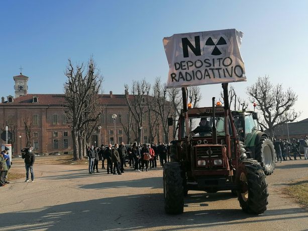 Carmagnola, una sfilata da 150 trattori per dire no all'ipotesi del deposito di scorie nucleari [FOTO]