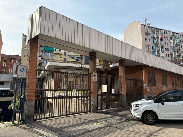 Ora il Comune conferma: &quot;Un centro d'accoglienza nell'ex Telestudio&quot;. La Lega: &quot;Fermeremo questa follia&quot;