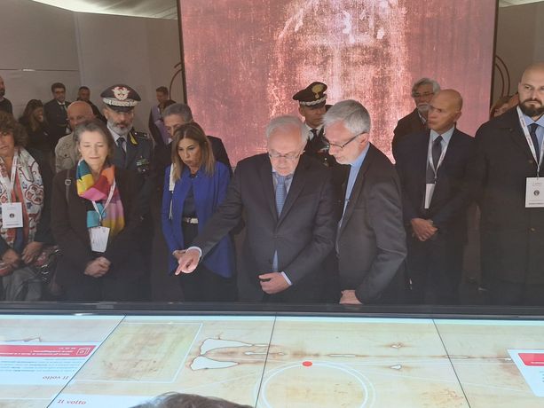 La Sindone tra fede e tecnologia: inaugurata a Torino la Tenda di "Avvolti" La Sindone tra fede e tecnologia: inaugurata a Torino la Tenda di "Avvolti"