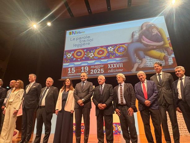 Salone del Libro, il ministro Giuli sposa Torino: "Pronti ad aumentare il sostegno". Ma sfida Lo Russo: "Stupito dalla risposta dilatoria" Salone del Libro, il ministro Giuli sposa Torino: "Pronti ad aumentare il sostegno". Ma sfida Lo Russo: "Stupito dalla risposta dilatoria"