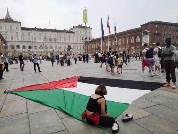 Rimossa (poi riammessa) bandiera della Palestina in Piazza Castello alle celebrazioni del 2 giugno [VIDEO]