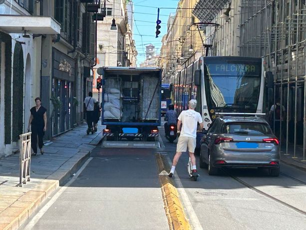 Auto, camioncini, addirittura scooter: vita dura per le ciclabili (e i ciclisti) torinesi [FOTO]