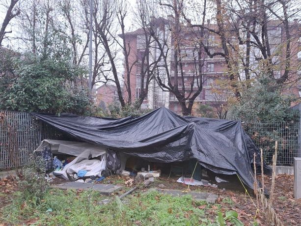 Accampamento nell’ex Venchi Unica: “Una tendopoli alle spalle della chiesa”