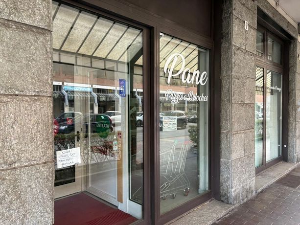 In via Genova ecco spuntare un’altra serranda abbassata In via Genova ecco spuntare un’altra serranda abbassata