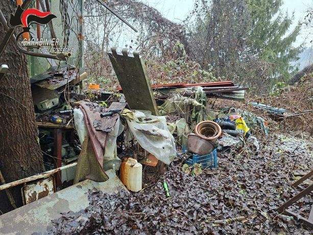 Pneumatici, Raee ed estintori, sequestrata una maxi discarica abusiva Pneumatici, Raee ed estintori, sequestrata una maxi discarica abusiva