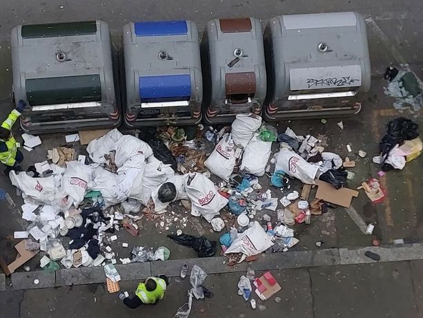 Cassonetti rovistati e marciapiedi trasformati in discarica: “Qui in Barriera è una vergogna”