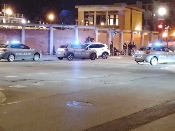 Rider picchiato con una mazza da baseball: momenti di paura in via Plava
