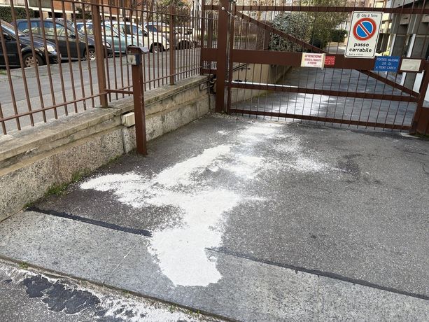 Via San Marino, il giorno dopo la tragedia: “L’ho visto sul muretto mentre si teneva la gola”