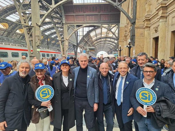 La "Freccia del Sì" arriva a Milano: viaggio con gli azzurri tra treno, dibattito e campagna per il referendum [FOTO]