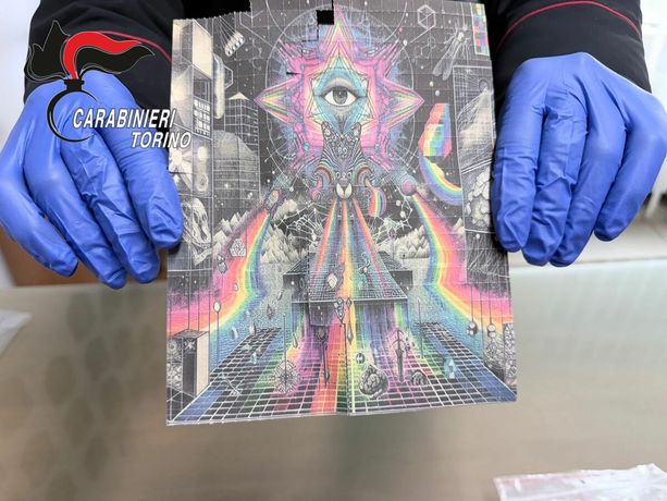 Settimo Torinese, ricoverato in ospedale con cocaina, anfetamine e francobolli di Lsd: arrestato un 31enne