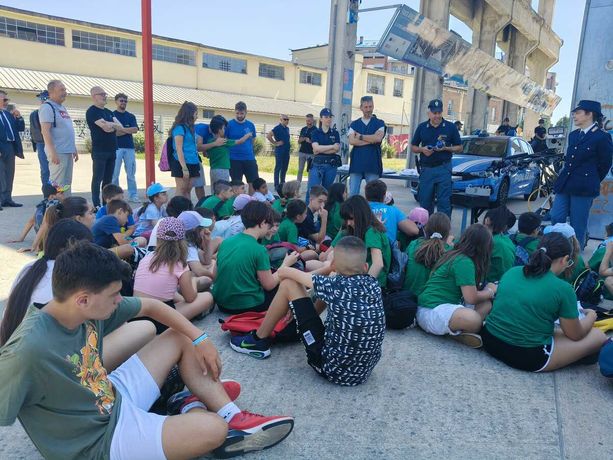 Non solo spaccio, i bambini di Barriera al Peccei a lezioni di legalità con la Polizia Non solo spaccio, i bambini di Barriera al Peccei a lezioni di legalità con la Polizia