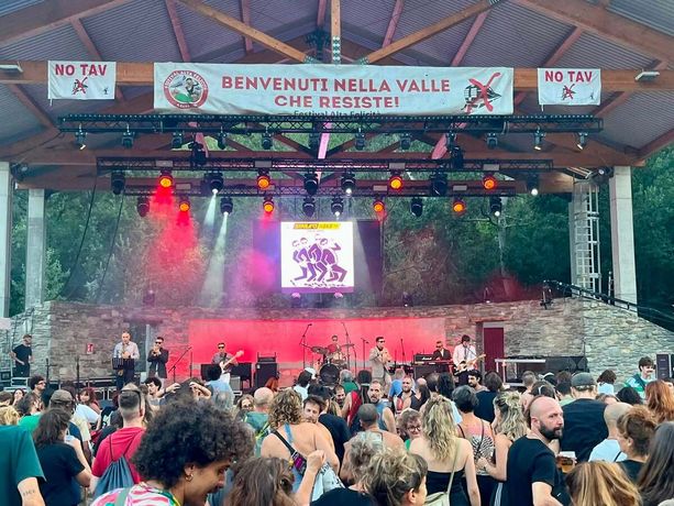 Alta tensione in Val di Susa: in 20mila alla marcia No Tav contro i "cantieri della devastazione"