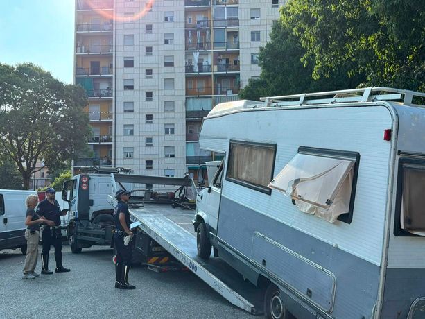 Furgoni usati come "dormitori" e camper abusivi, 8 sequestri tra Barriera e Mirafiori Sud Furgoni usati come "dormitori" e camper abusivi, 8 sequestri tra Barriera e Mirafiori Sud