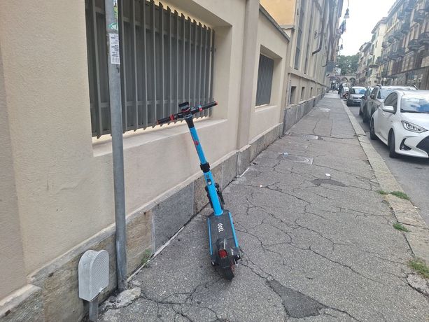 Monopattini, stretta della Polizia Locale: fermati gli autori di un furto di gioielli a un passante