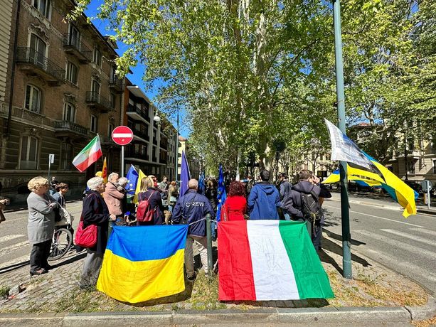 In piazza Crimea un 25 Aprile con le bandiere ucraine: “Senza armi non c’è resistenza” [FOTO]
