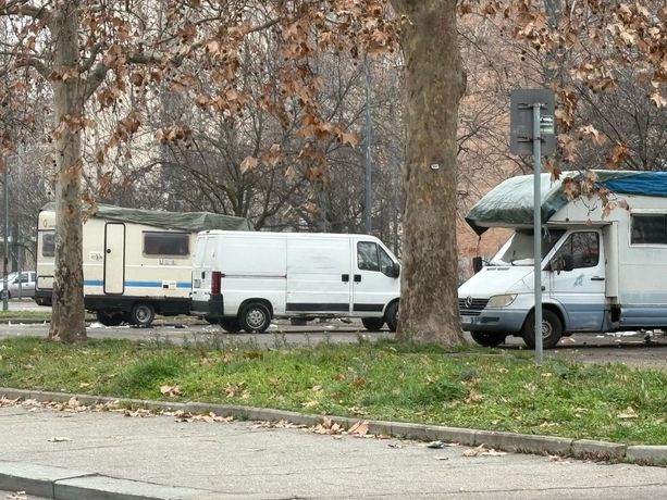 A Mirafiori tornano i camper, lettera di un commerciante: "Sporcizia e insicurezza, chi ci tutela?" A Mirafiori tornano i camper, lettera di un commerciante: "Sporcizia e insicurezza, chi ci tutela?"