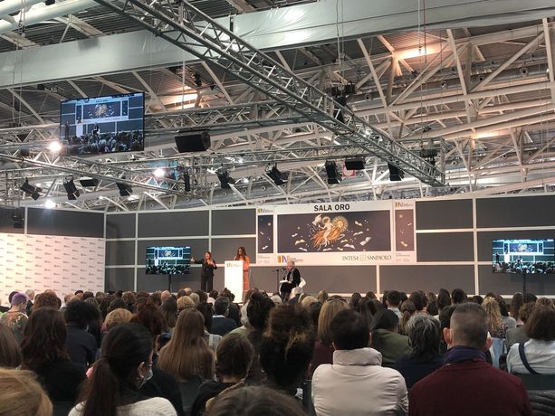 Salone del Libro, Chimamanda: “Sogno un mondo post Covid in cui gli uomini leggono i libri scritti dalle donne”