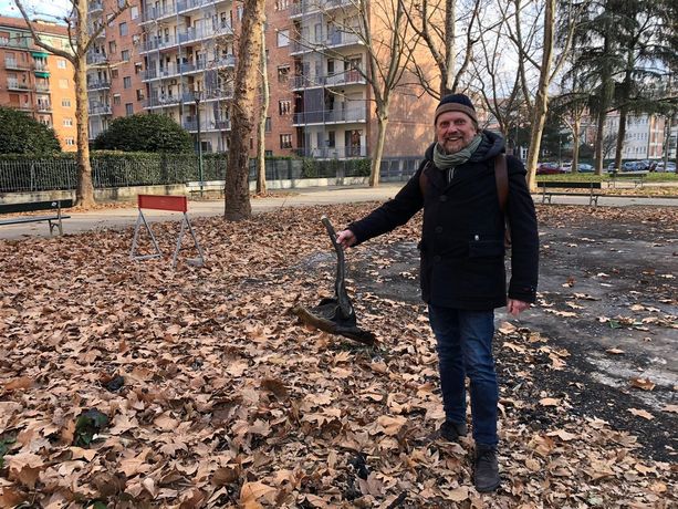 Abbattuta l’ex bocciofila bruciata: “Nel giardino solo detriti, serve urgentemente una bonifica”