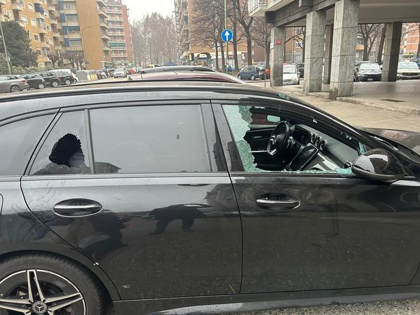 Ladri scatenati tra Barriera e Parella, finestrini spaccati e auto depredate Ladri scatenati tra Barriera e Parella, finestrini spaccati e auto depredate
