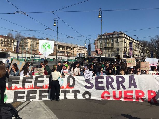“Effetto serra, effetto guerra”: i giovani di Fridays for Future tornano a sfilare per il clima [FOTO e VIDEO]