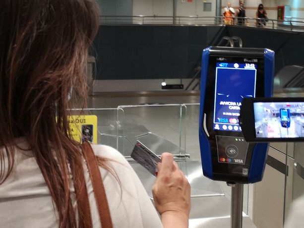 Rivoluzione Gtt: in metro e sui bus si paga "contactless" con carta di credito [FOTO E VIDEO]