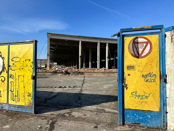 L'ex Gondrand non c’è più: le ruspe abbattono la "casa dei tossicodipendenti"